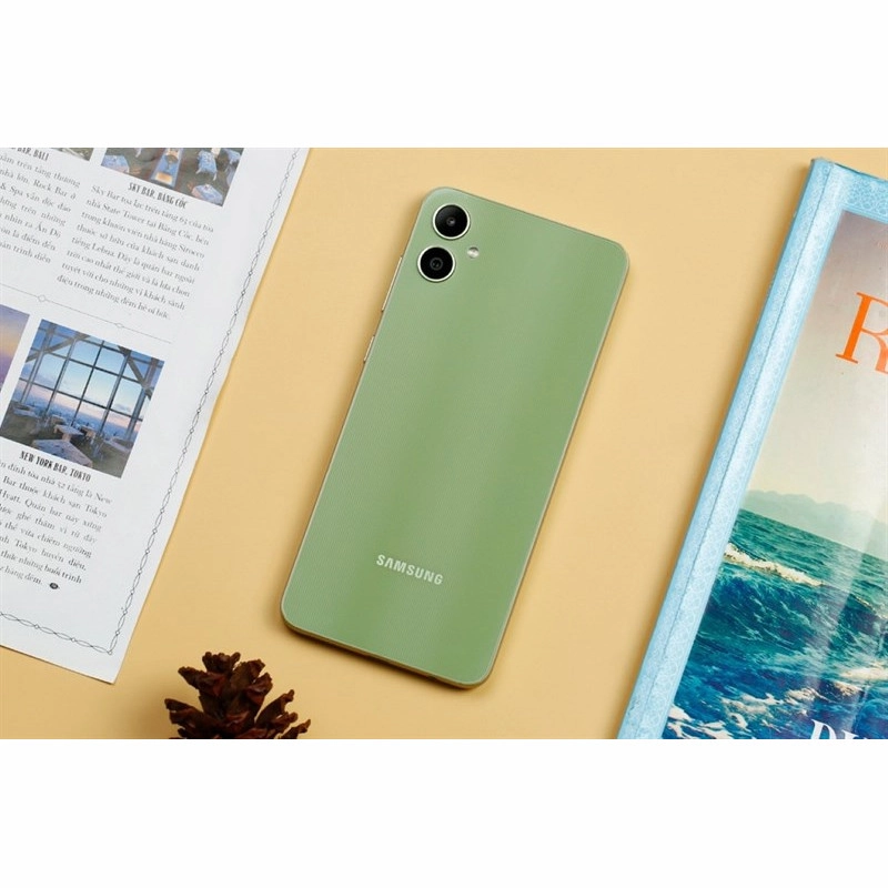 گوشی موبایل سامسونگ مدل Galaxy A05 دو سیم کارت ظرفیت 64 گیگابایت و رم 4 گیگابایت به همراه شارژر سامسونگ - سبز روشن